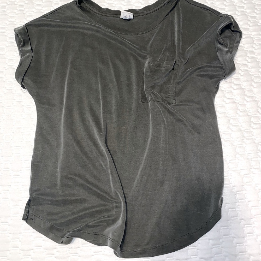 Army green short sleeve T-shirt with front pocket with self cuff sleeves